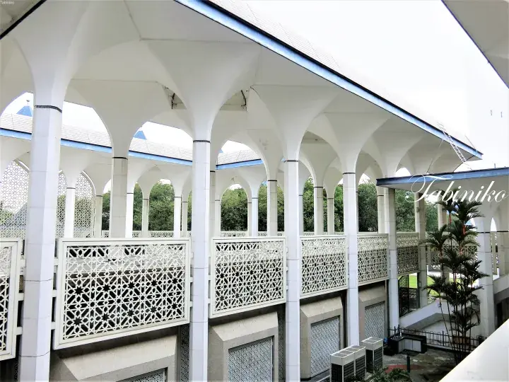 マレーシアのモスクに特徴的な白いアーチと幾何学模様の格子手すり。