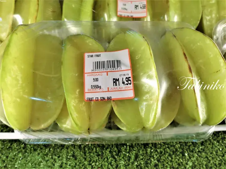 Fruit Co Sdn Bhdの価格ラベル(RM 4.95/0.550kg)が貼られたパック入りスターフルーツ。
