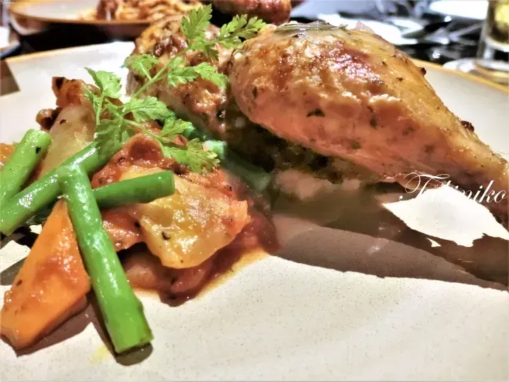 Grilled chicken with green beans and vegetables on a plate