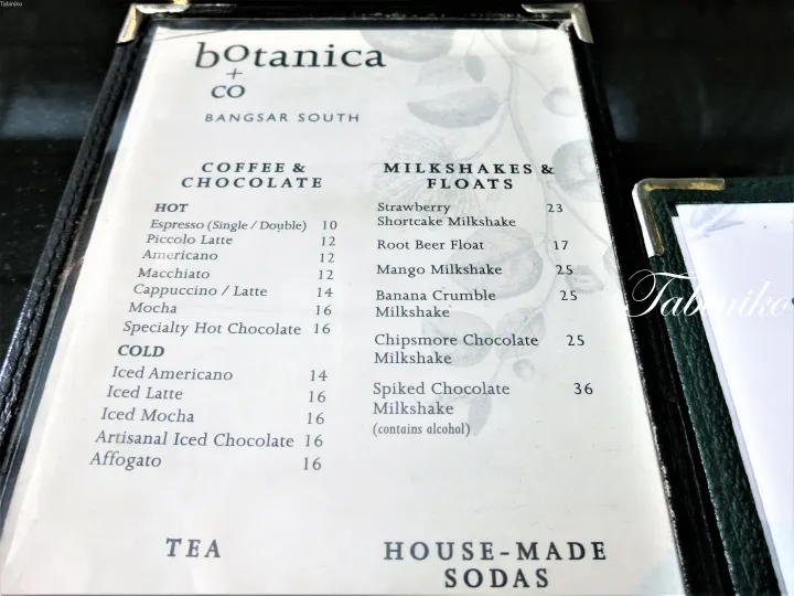 「botanica + CO Bangsar South」のコーヒー、ミルクシェイク、ソーダなどを掲載したメニュー表。