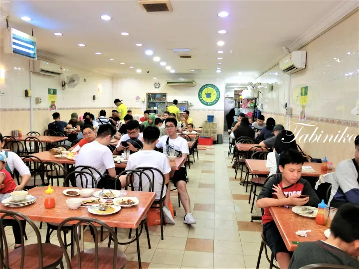 ビュキットビンタンのNasi Ayam Hainan Chee Mengで食事をする客で賑わう食堂。