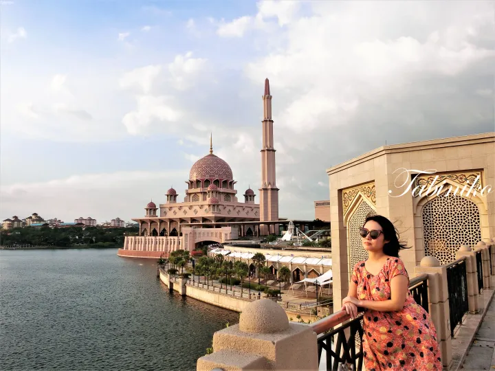 Putra Mosque (プトラモスク) (Pink Mosque) (ピンクモスク) in Putrajaya (プトラジャヤ)　マレーシア旅行