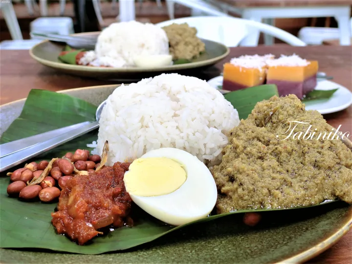 バナナの葉に盛られた、ご飯、卵、ピーナッツ、サバール、レンダンを添えたマレーシアのナシレマック。
