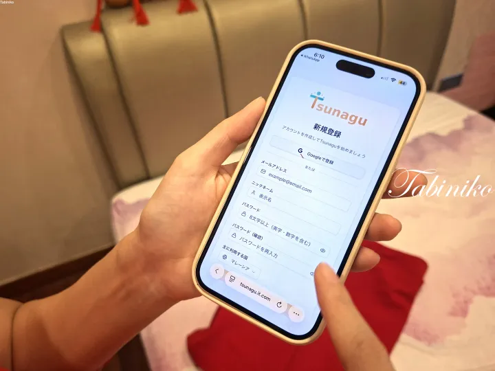 スマートフォンのTsunaguアプリでマレーシアを選択して新規登録する人。