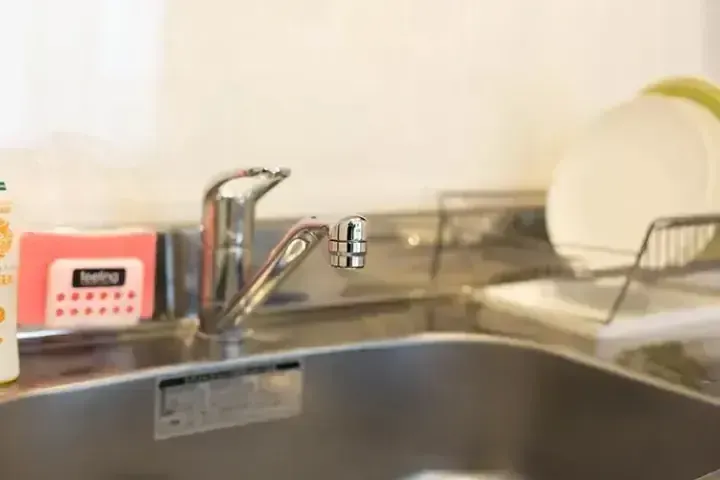 帶有水龍頭和瀝水架的現代廚房水槽。