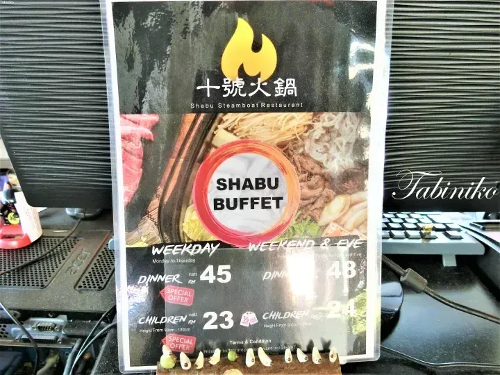 十號火鍋のShabu Buffetの平日・週末価格が表示されたメニュースタンド。