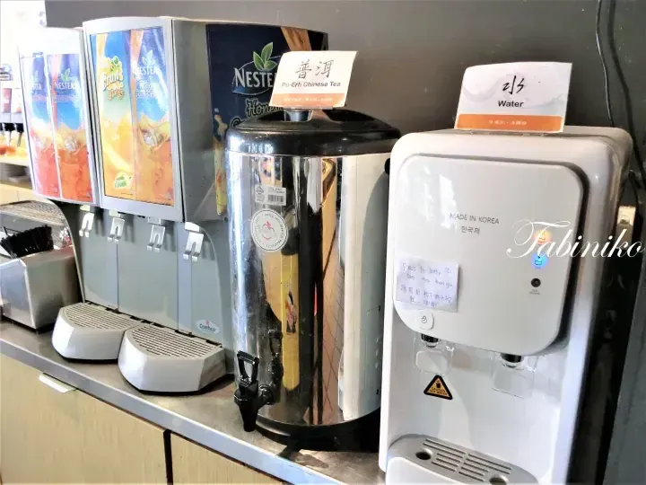 Nesteaの飲料機、ステンレス製のプーアル茶ポット、そして韓国製のウォーターサーバーが並ぶ飲料コーナー。