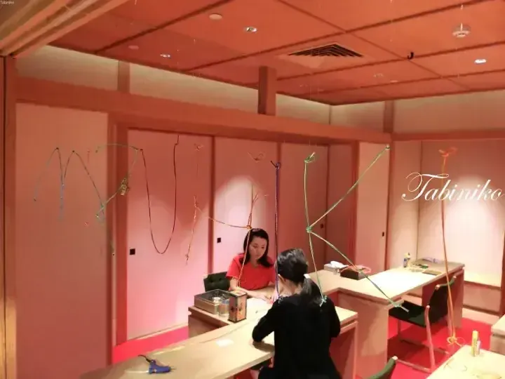 帶有懸掛繩索裝飾的日本餐廳內部及櫃台場景。