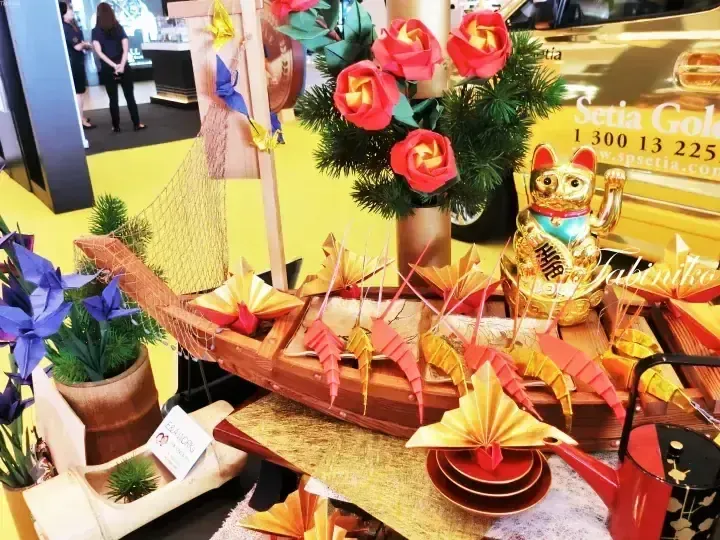 Setia活動現場的裝飾，包括木船、摺紙和金色招財貓。