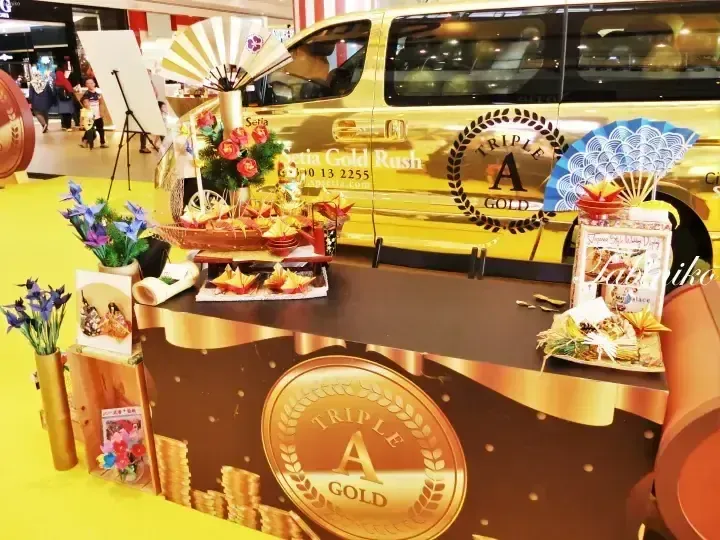 展示金色麵包車和傳統摺扇的馬來西亞活動黃金主題促銷展台。