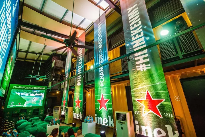 Champions Leagueの試合を映し出すスクリーンとHeinekenのバナーが飾られたライブビューイングラウンジ。