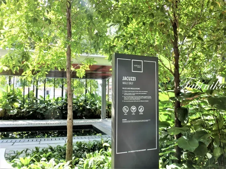 Mirage Residence的男性專用按摩浴缸指示牌，周圍綠樹成蔭。
