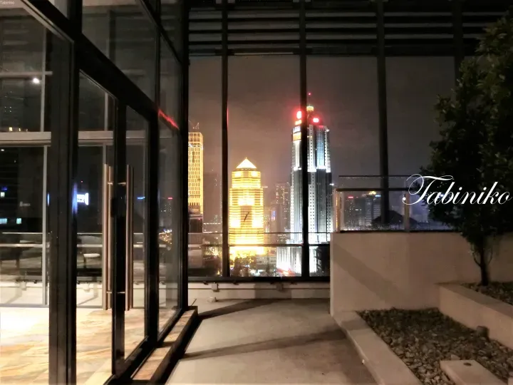 从阳台俯瞰吉隆坡夜景，可见灯光璀璨的Maybank Menara和Public Bank Menara大楼。