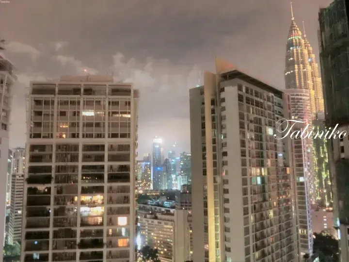 展示雙子塔和周圍高層住宅的吉隆坡夜景。