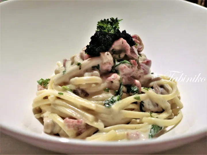 ブラックキャビアとパセリをトッピングしたクリーミーなパスタ。