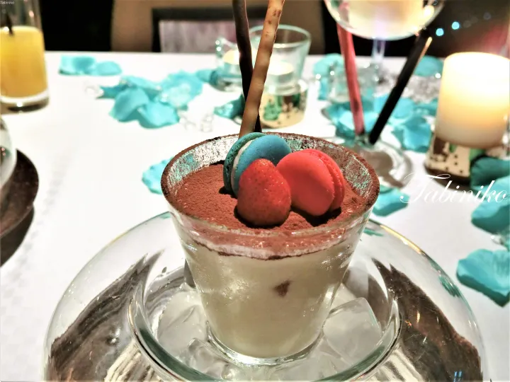 マカロンとイチゴをトッピングしたココアパウダーのチョコレートデザート。