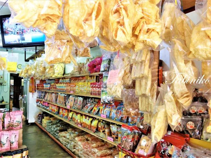 乾燥魚介類やパッケージされたスナックが棚に並ぶマレーシアの店内。