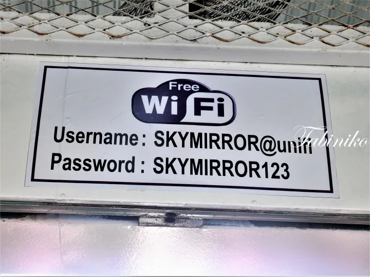 SKYMIRRORの無料WiFiサイン。ユーザー名はSKYMIRROR@unifi、パスワードはSKYMIRROR123。