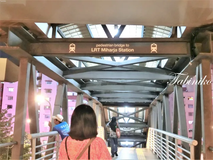 クアラルンプールのLRT Miharja駅への歩道橋入口サイン。