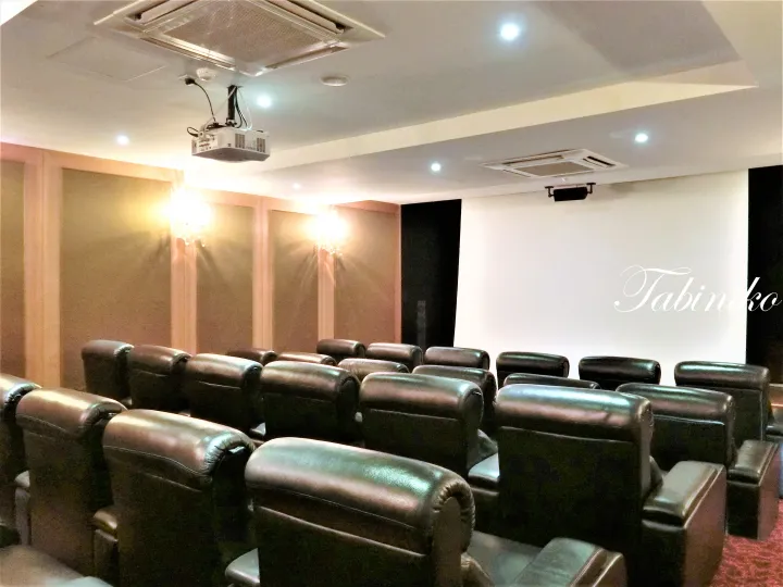 Tabinikoのプライベートシネマ。プラッシュレザーの recliner とプロジェクターが設置された映画鑑賞スペース。