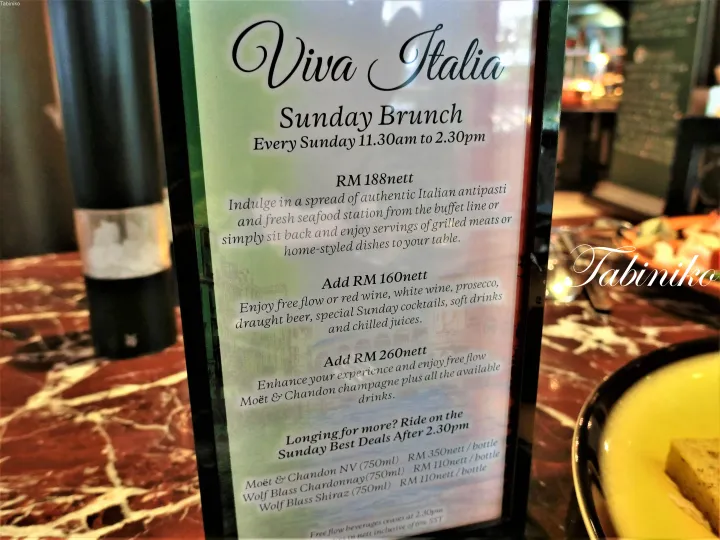 大理石のテーブルに置かれたViva Italiaの日曜ブランチメニュー