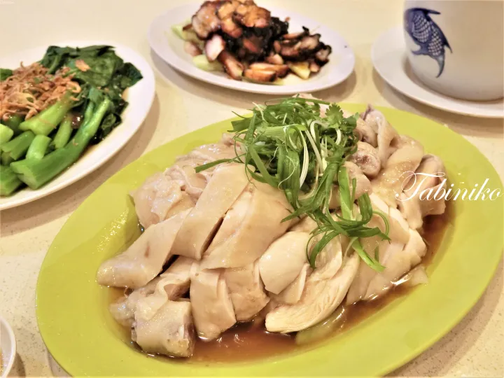 マレーシアの屋台で提供される海南鶏飯、チンゲン菜、叉焼。