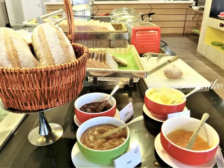 馬來西亞酒店早餐自助台，擺放著新鮮麵包、草莓醬、咖椰醬和奶油。