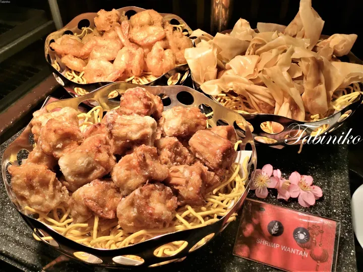 盛在面条上的炸虾饺和饺子,标签显示为虾饺。