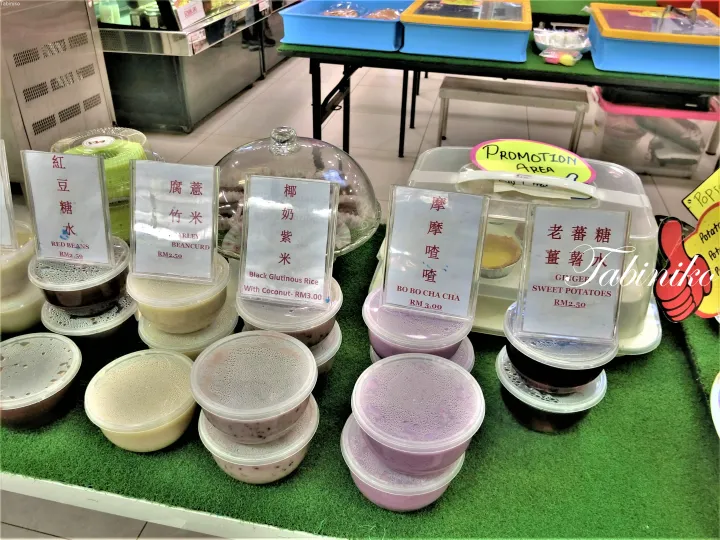赤豆や黒米など、価格表示付きのプラスチックカップに入った伝統的なマレーシアのデザート。