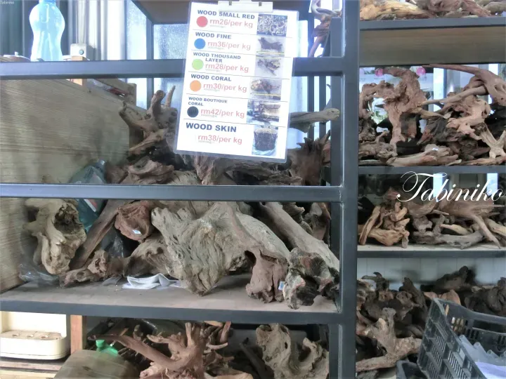 陳列著Wood Small Red和Wood Fine等銷售用漂流木的貨架及價格表。