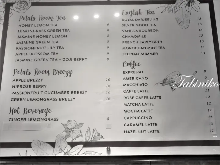展示Petals Room Tea、Breezy飲品、English Tea和Coffee選項及其價格的菜單板。