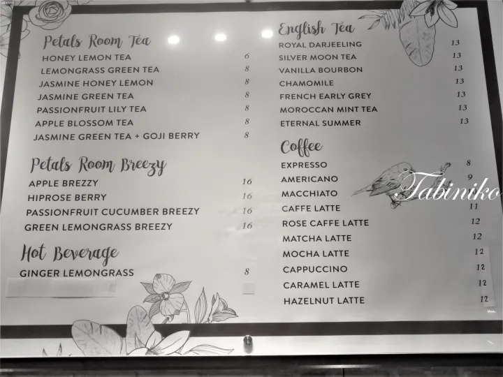 「Petals Room Tea」「English Tea」「Coffee」などのドリンクメニューと価格が記載されたボード。