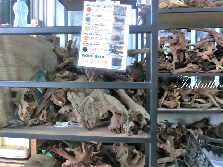 Wood Small RedやWood Fineなど、販売用ドリフトウッドが棚に並ぶ店舗の陳列風景。