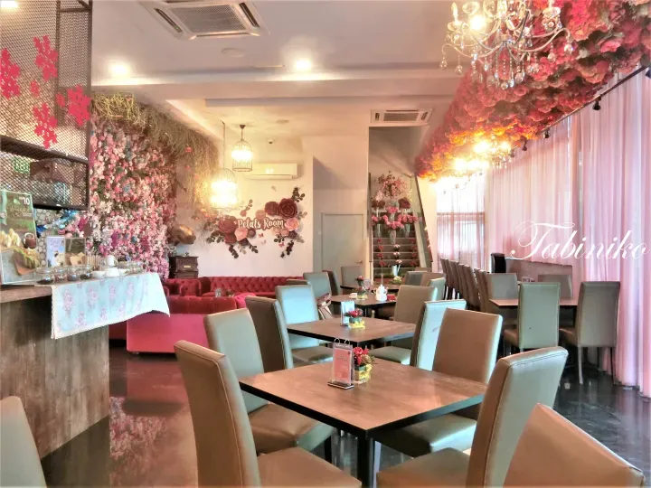 Petals Room咖啡廳內部，裝飾有花卉牆和吊燈。
