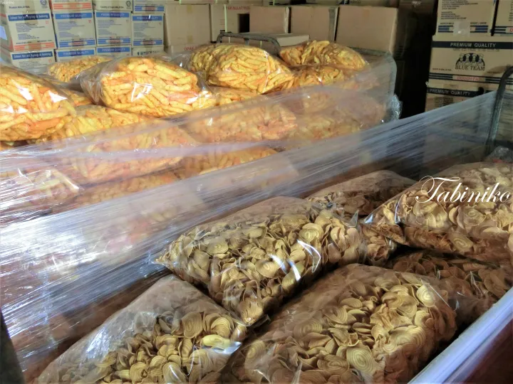 マレーシアの菓子店やスナックショップの棚に並んだ黄色と茶色の渦巻きクッキーの袋。