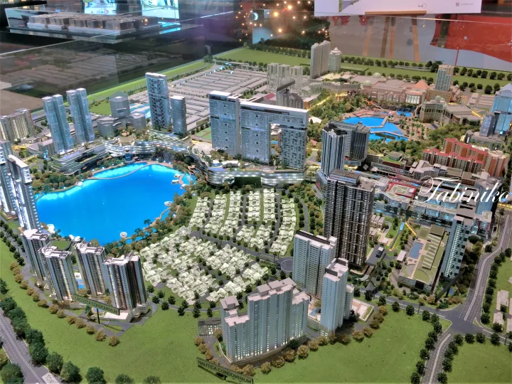 高層コンドミニアム、大きな湖、Sunway Medical Centreなどを描いたSunway Geo Lakeの建築模型。