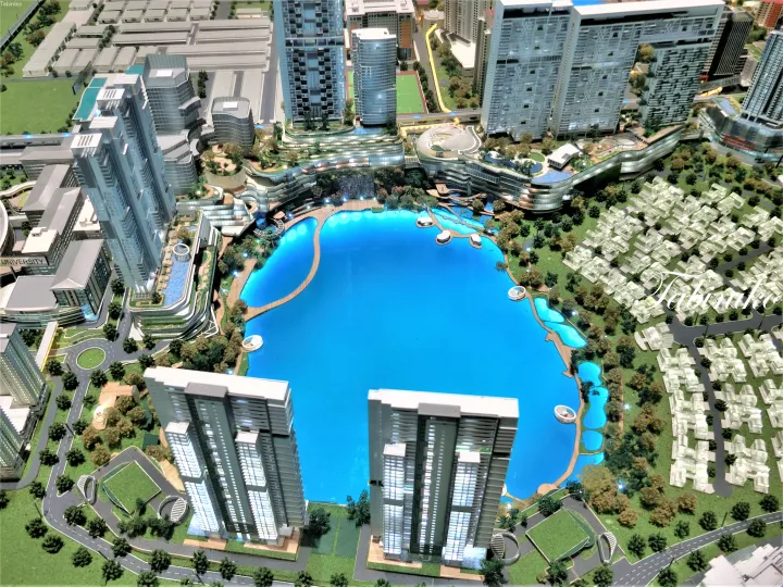 中央のラグーン、周囲の高層住宅タワー、統合商業施設を備えたSunway Geoの建築模型。