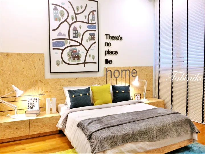 木目調のパネルと壁の「There’s no place like home」の文字が特徴的なモダンなベッドルーム。