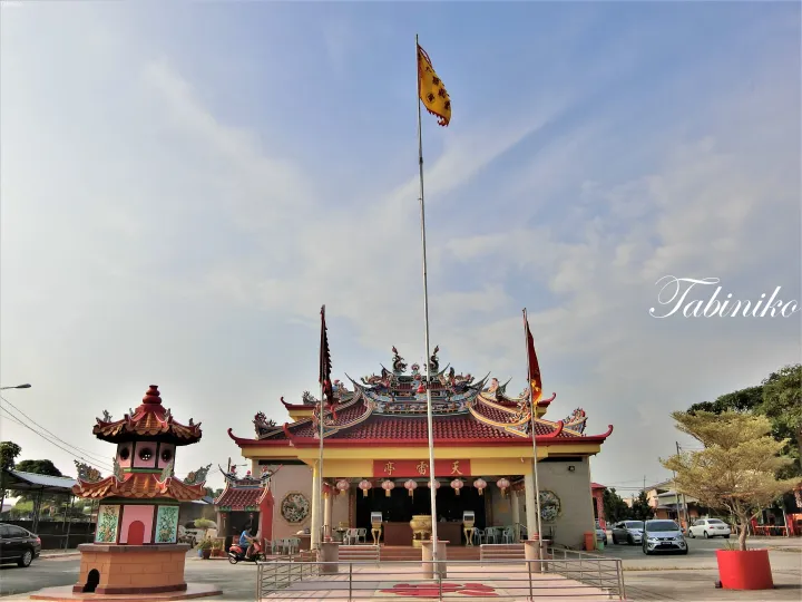 マレーシアの伝統的な中国建築と黄色い旗を持つ天雷亭寺院。