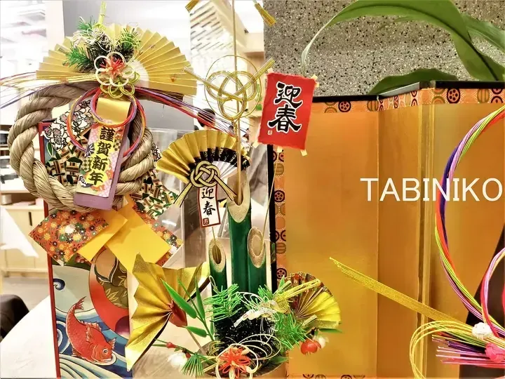 Traditional Japanese New Year display with shimekazari, bamboo, and fans at TABINIKO.