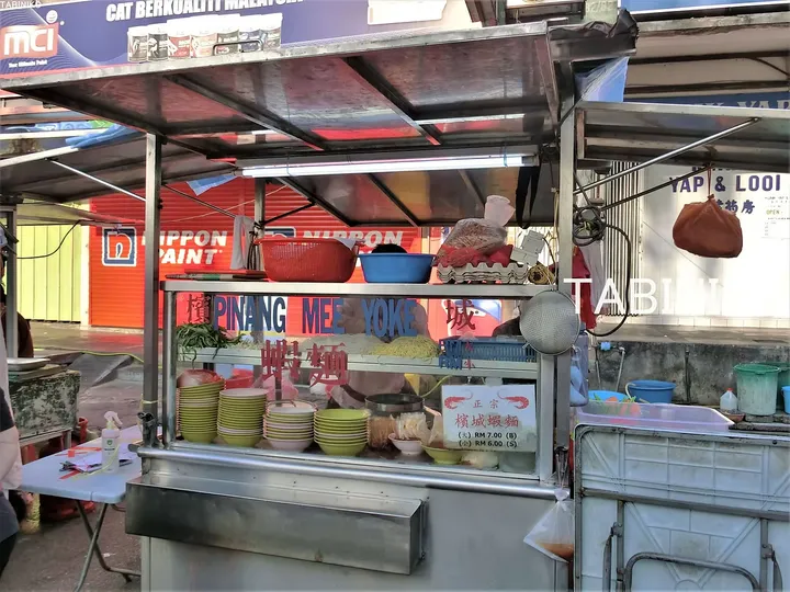 ステンレス製の屋台で、Penang Mee Yokeの販売。ボウルや具材が並ぶ。