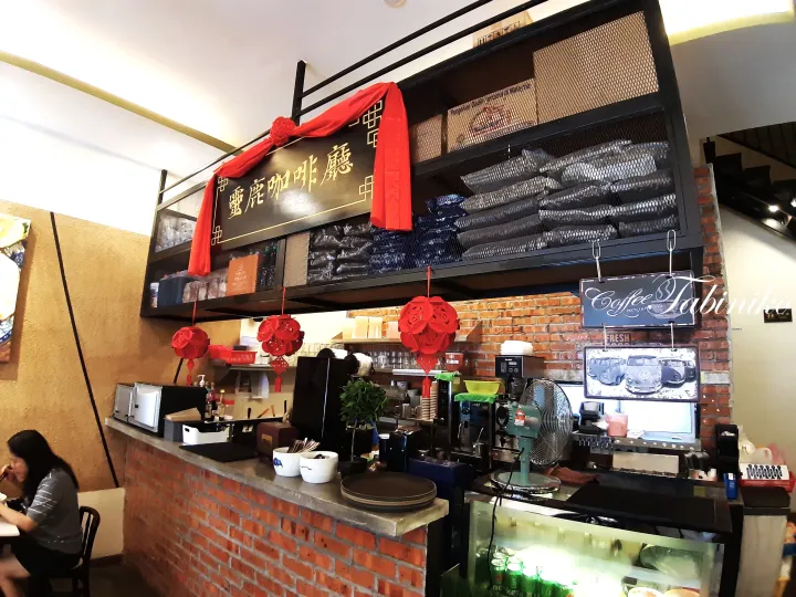 レンガのカウンターとコーヒー設備、赤いランタンが特徴的なLing Lu Coffee Houseの店内。