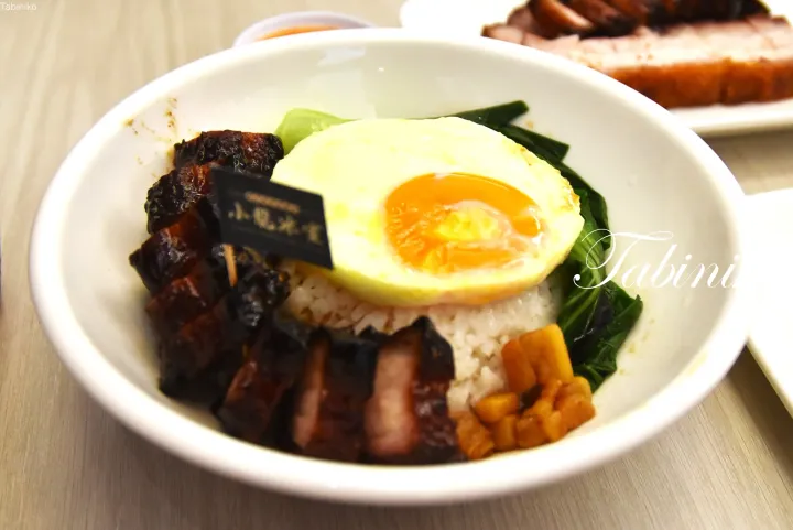 小龍冰室（Xiao Long Ice Room）の叉焼、目玉焼き、野菜が乗ったご飯のボウル。