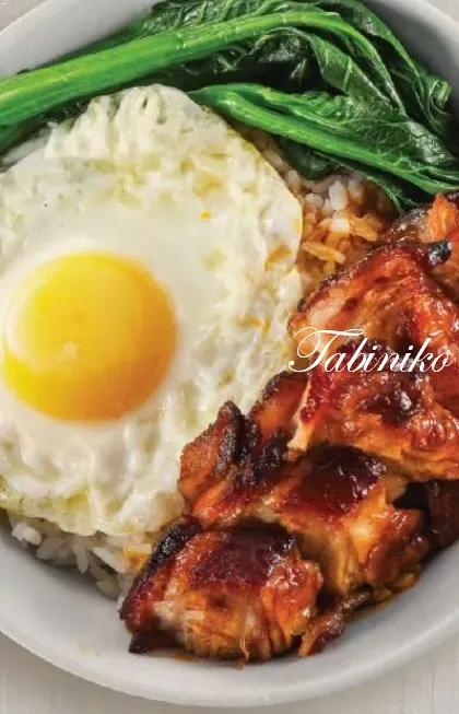 ローストチキン、目玉焼き、青菜をのせたご飯のボウル。