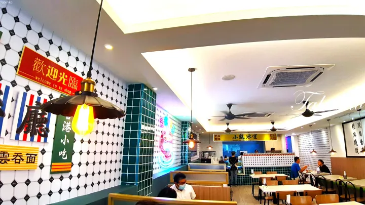 レトロな装飾とネオンサインが特徴的なLoHo Cafeの店内と客席。