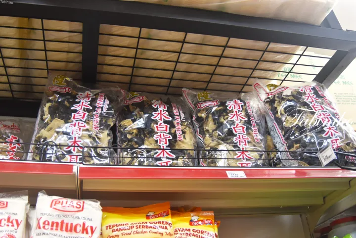 マレーシアの食料品店に並ぶ「Loong Fuat」の乾燥キクラゲと「PUAS Kentucky」の調味粉。