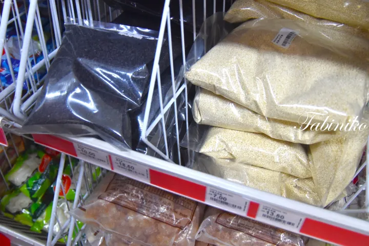 マレーシアの食料品店で棚に並んだ黒ゴマと白ゴマのパックと価格表示。