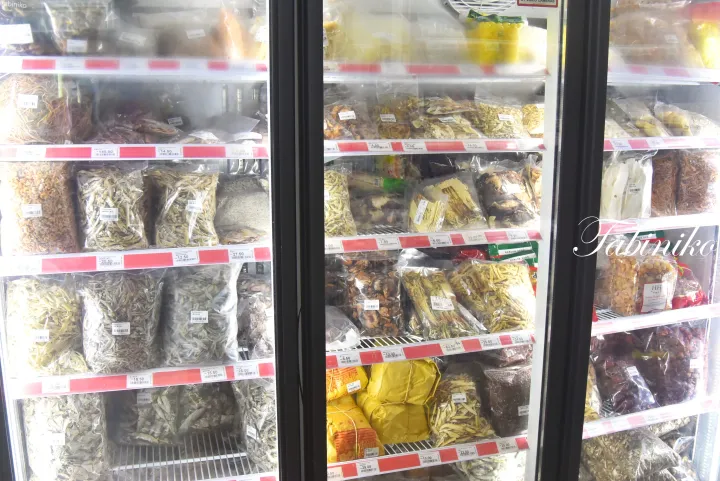 マレーシアのスーパーマーケットに並ぶ、乾燥魚介類やハーブなどのパッケージ食品が陳列された冷蔵ショーケース。