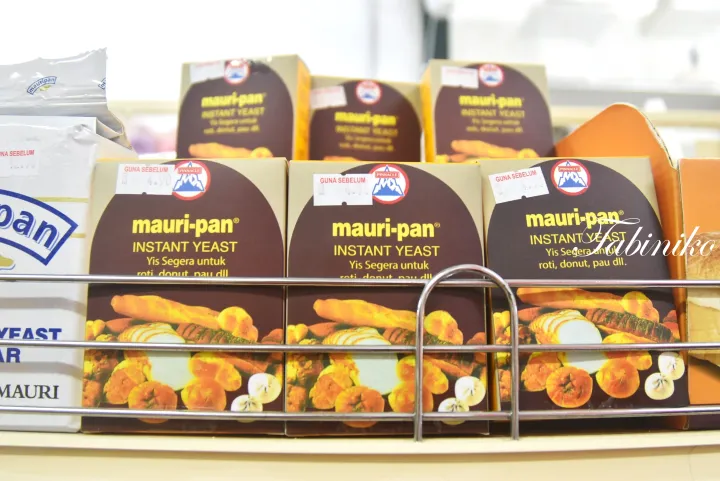 スーパーの棚に並ぶmauri-pan イーストの箱と値札。