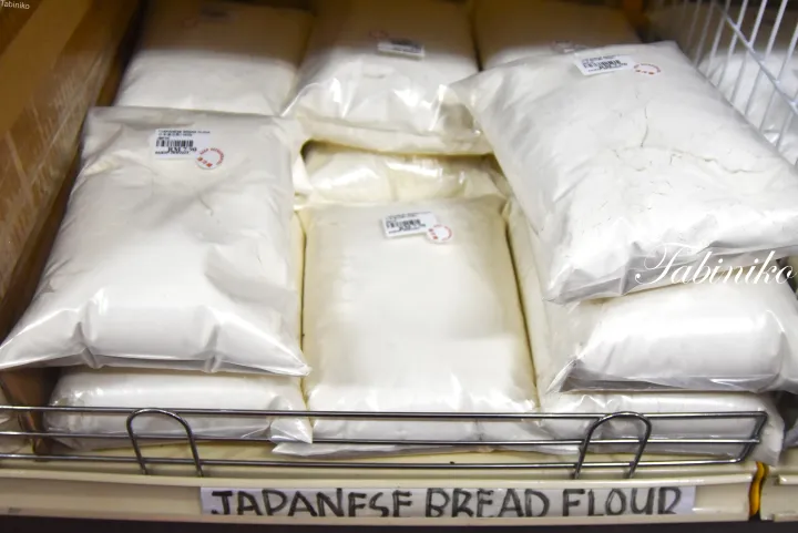 スーパーマーケットの棚に並んだ「JAPANESE BREAD FLOUR」の袋。
